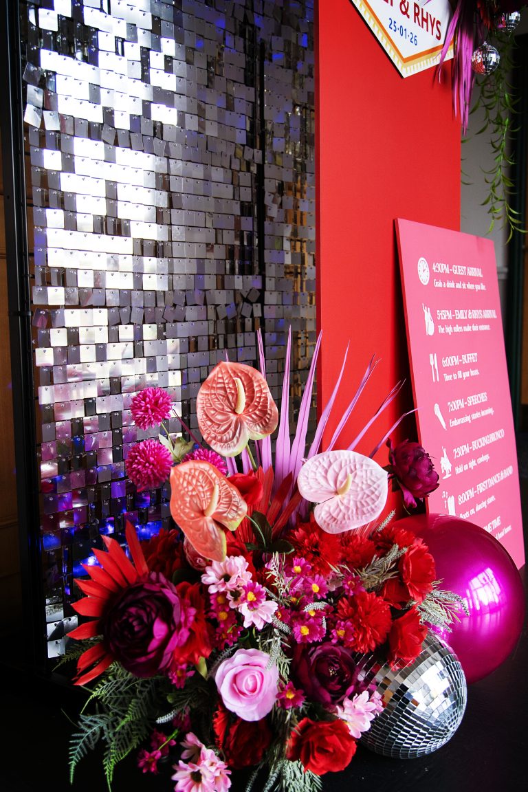 Table décor, centrepieces and place settings. — image 2
